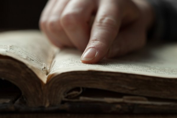 depositphotos_72122919-stock-photo-woman-hands-reading-the-bible